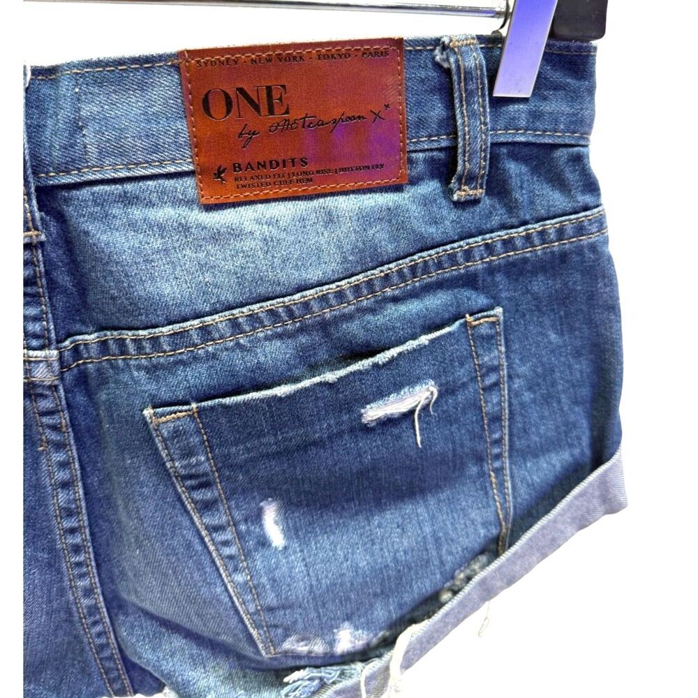 one x oneteaspoon	medium wash distressed jean shorts, size 25