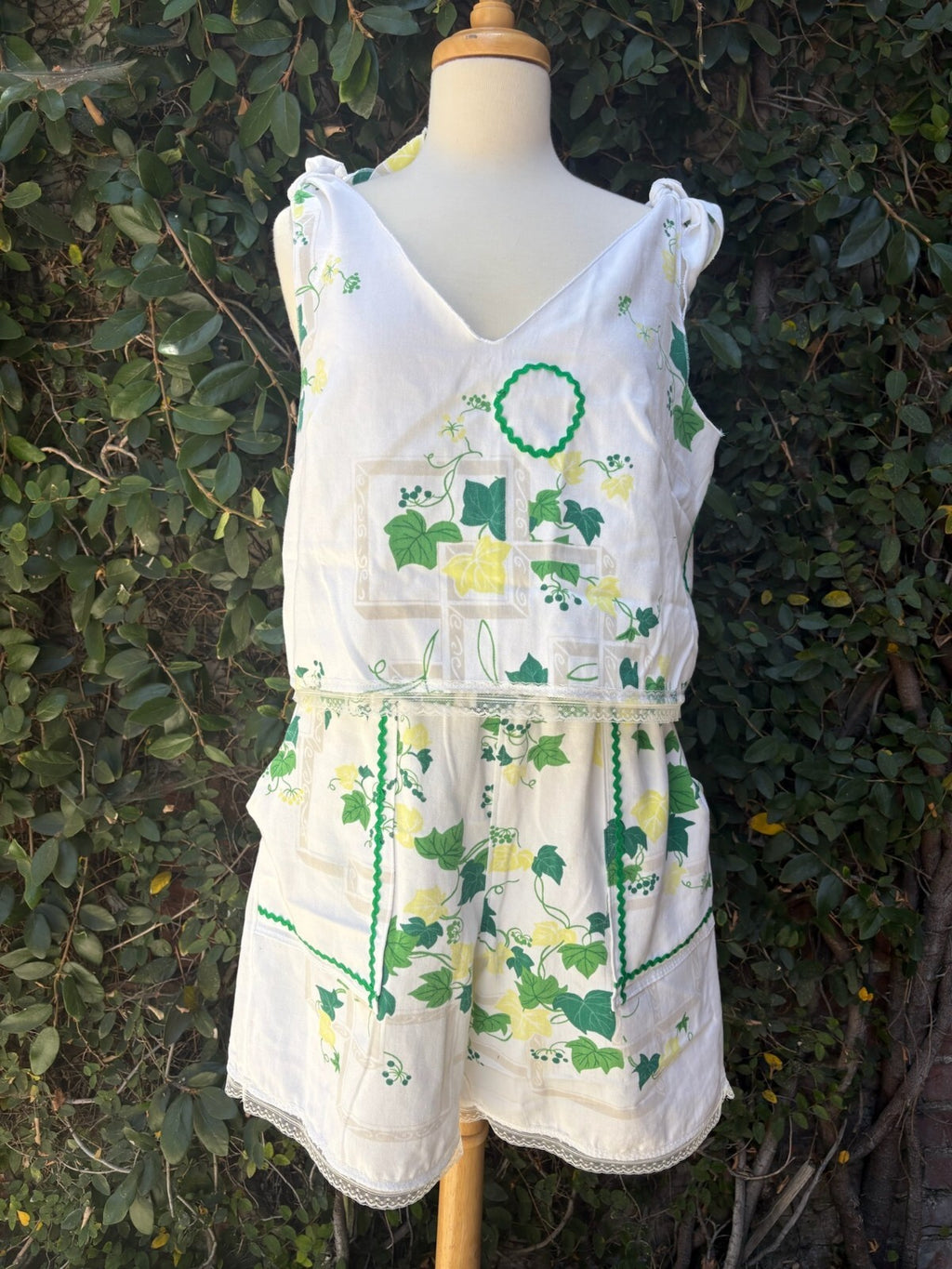 Upcycled vintage ivy print cotton tablecloth set
