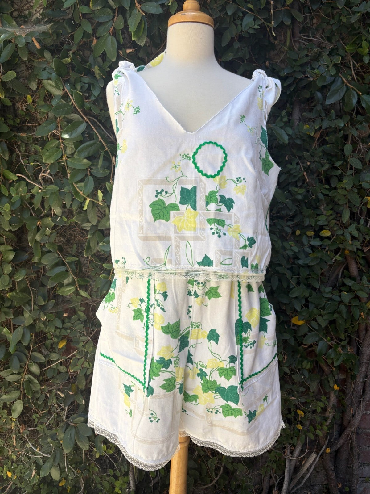 Upcycled vintage ivy print cotton tablecloth set