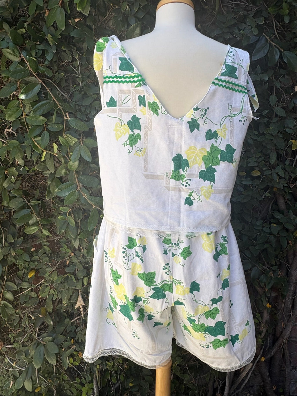 Upcycled vintage ivy print cotton tablecloth set