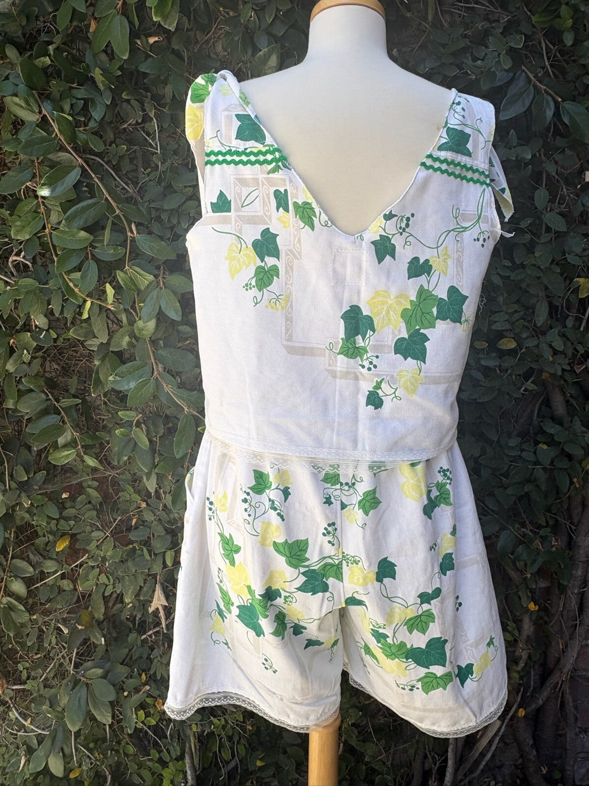 Upcycled vintage ivy print cotton tablecloth set
